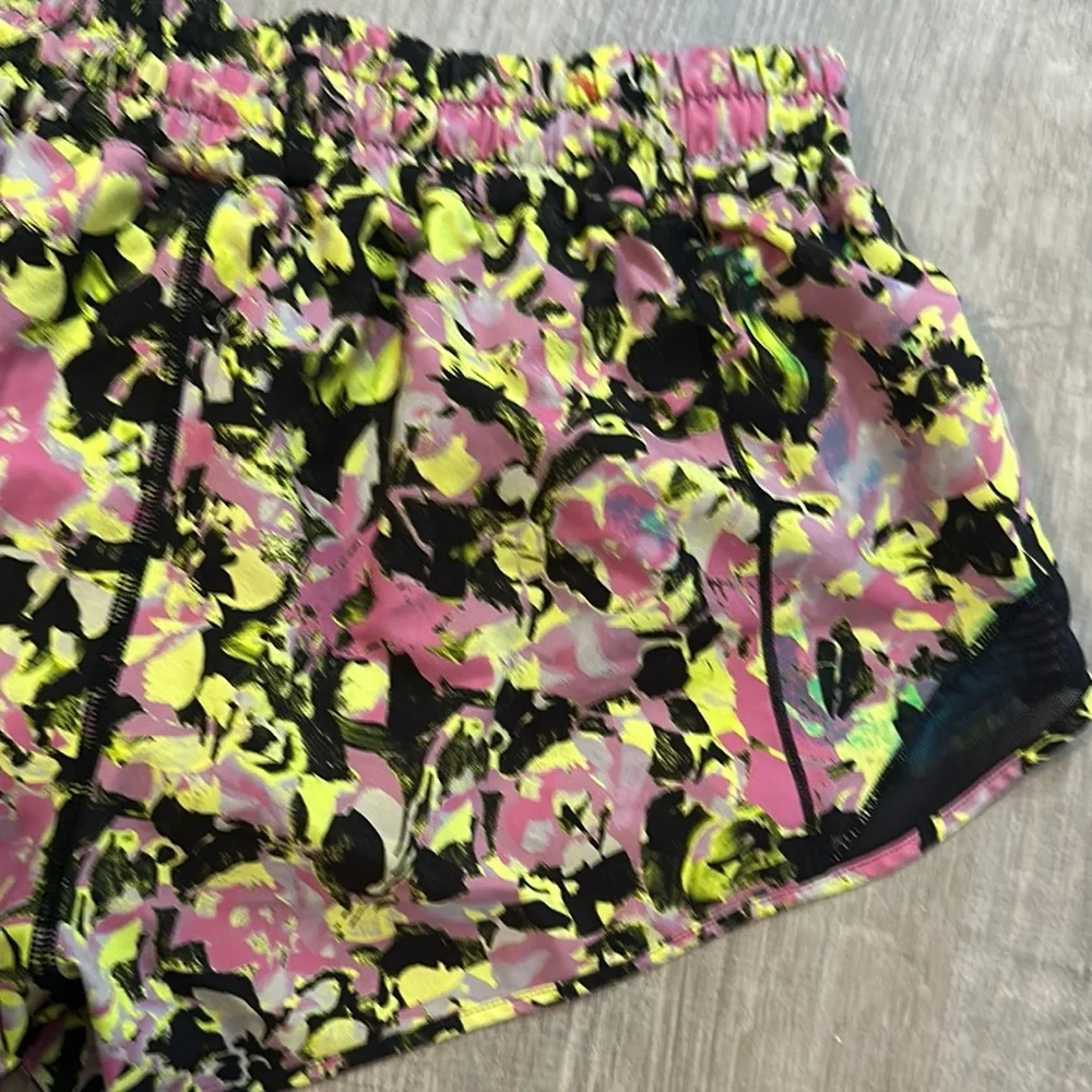 Lululemon Hotty Hot Sz 8 Women's Multicolor Athletic Workout Gym Run Yoga Shorts